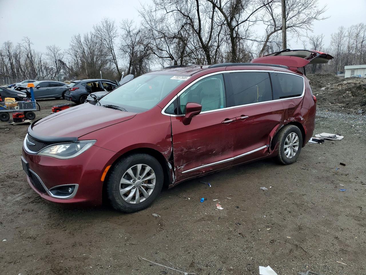 Salvage Chrysler Pacifica Image