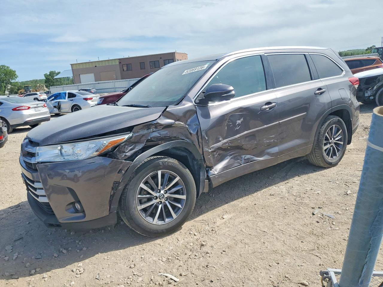 Salvage Toyota Highlander Image