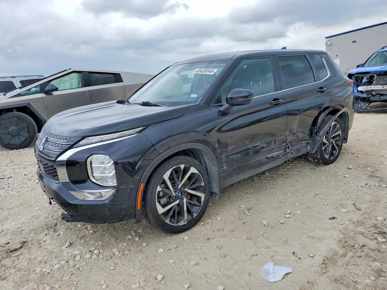 Salvage Mitsubishi Outlander Image
