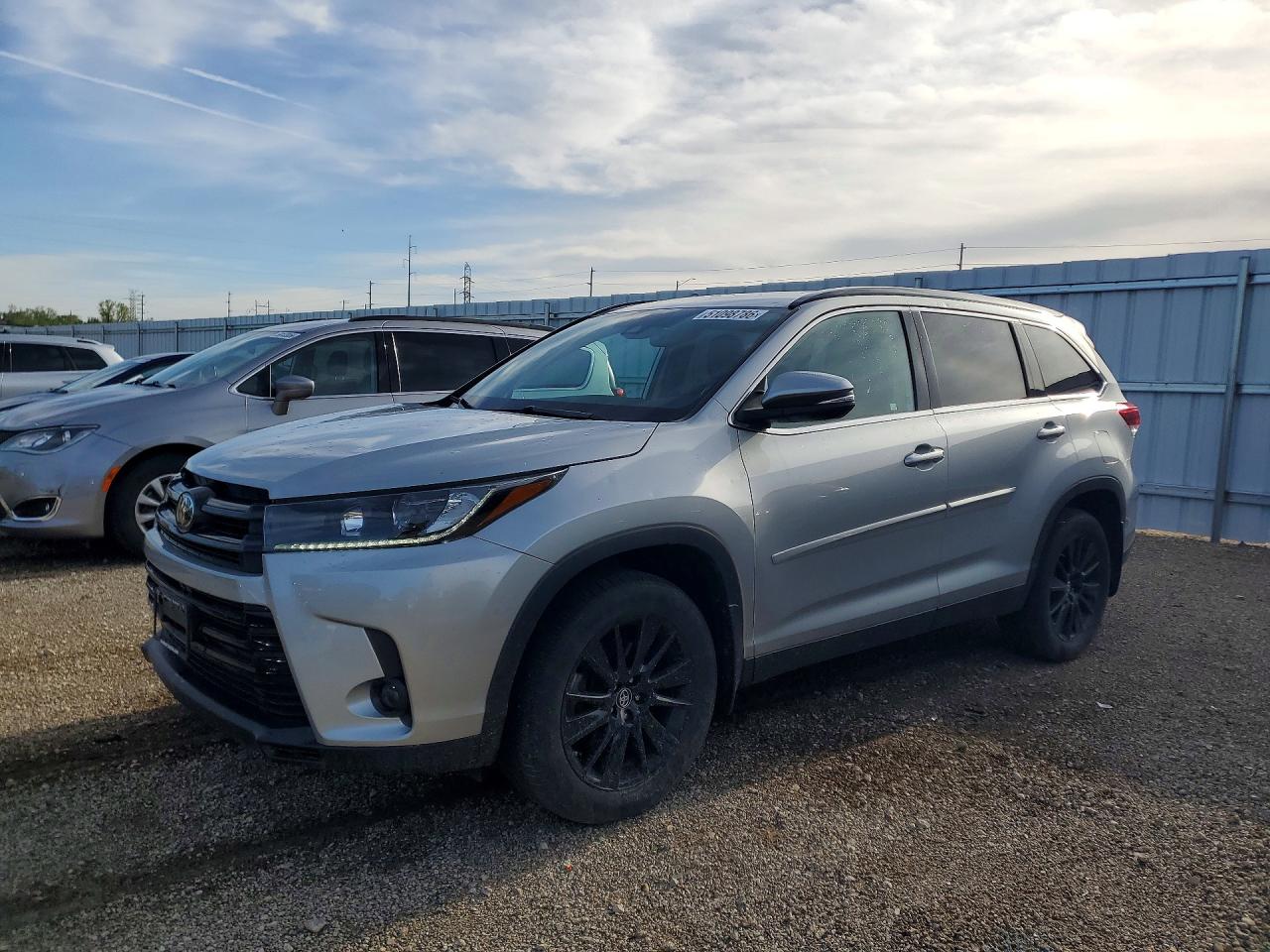 Salvage Toyota Highlander Image