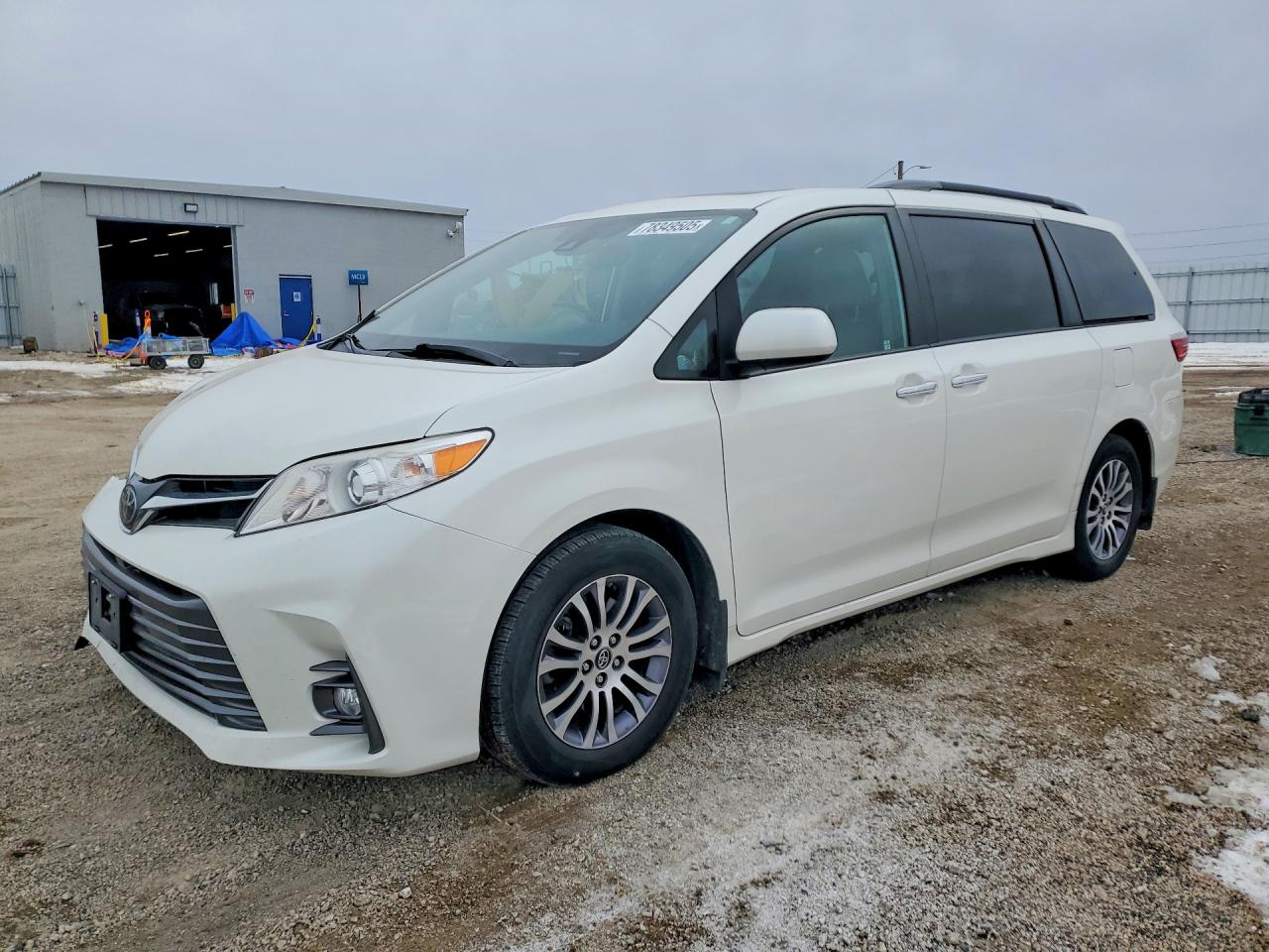 Salvage Toyota Sienna Image