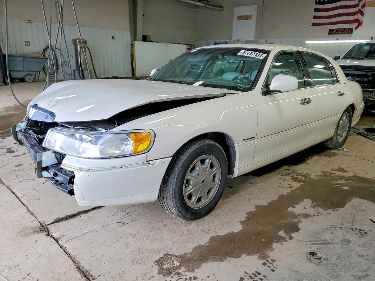 Salvage Lincoln Towncar Image
