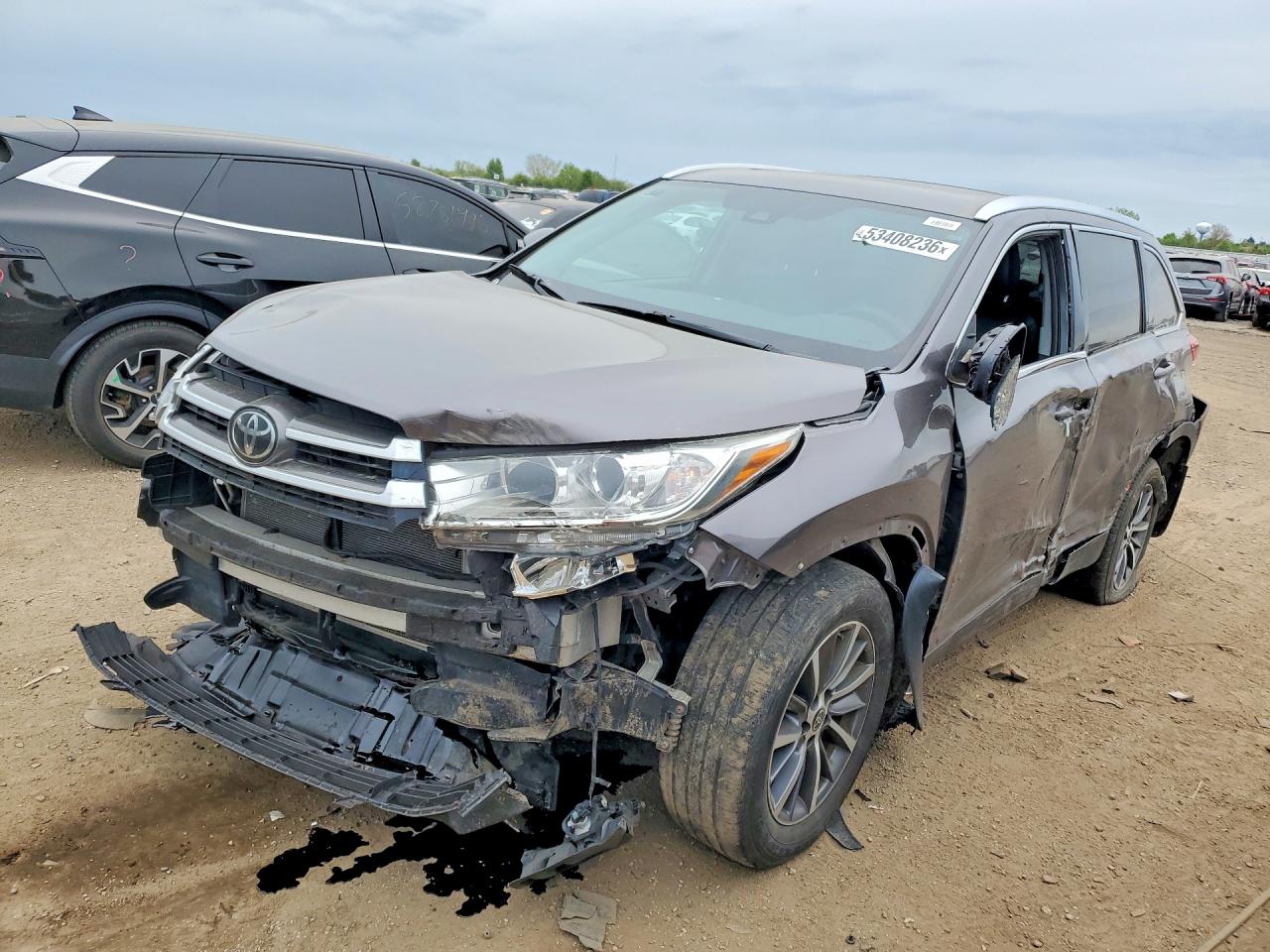 Salvage Toyota Highlander Image