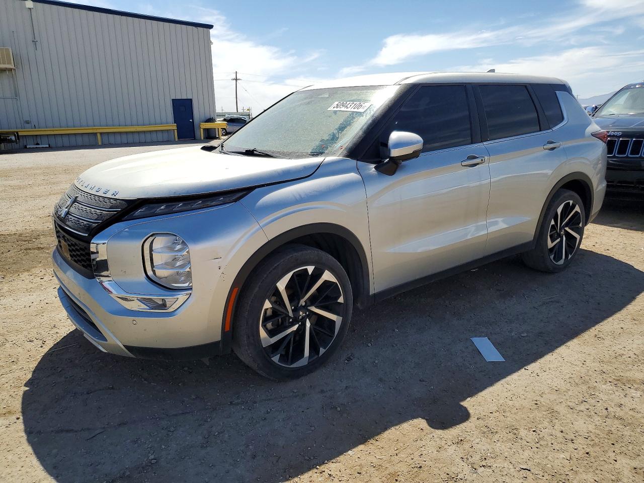 Salvage Mitsubishi Outlander Image