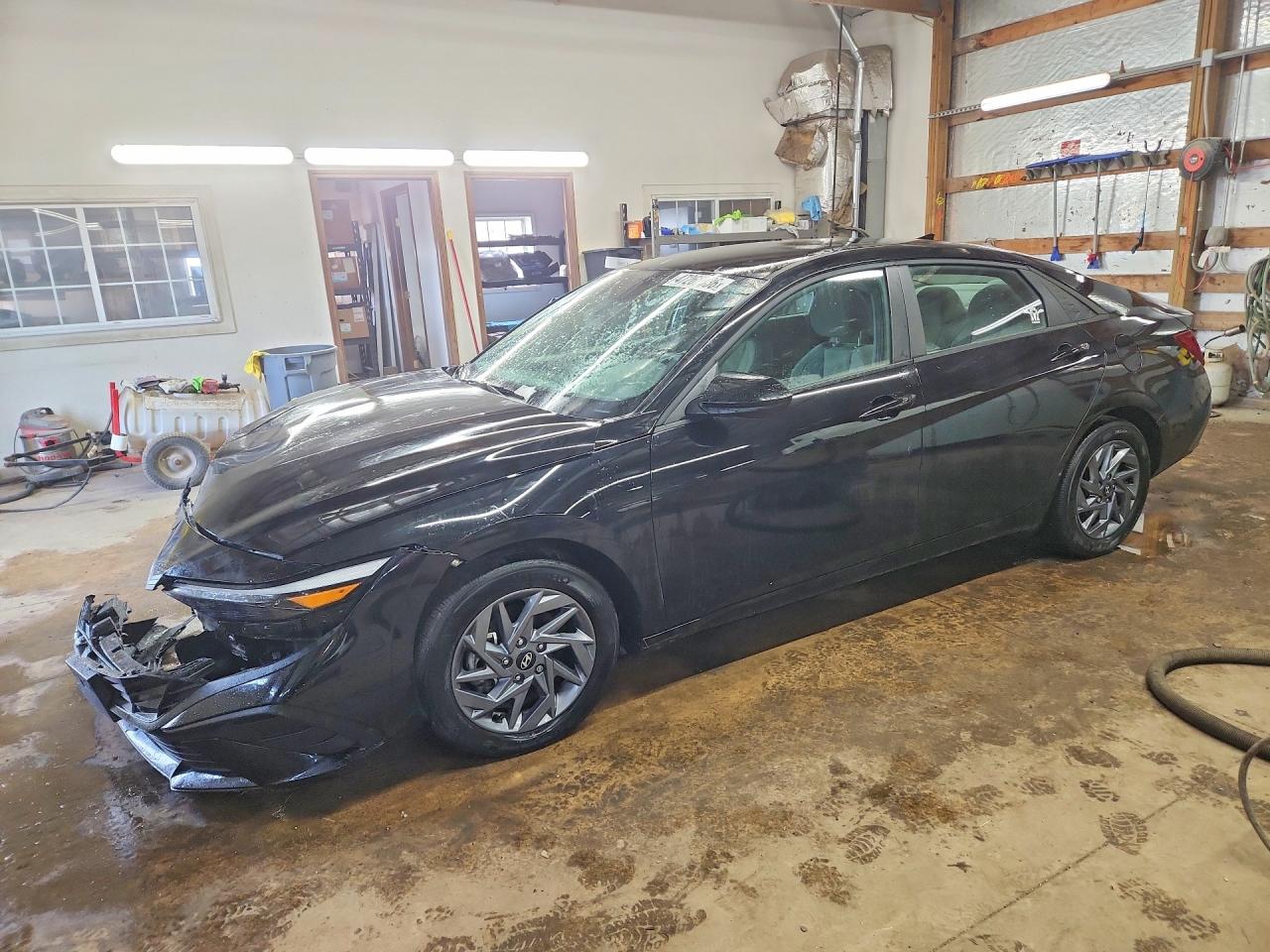 Salvage Hyundai ELANTRA Image