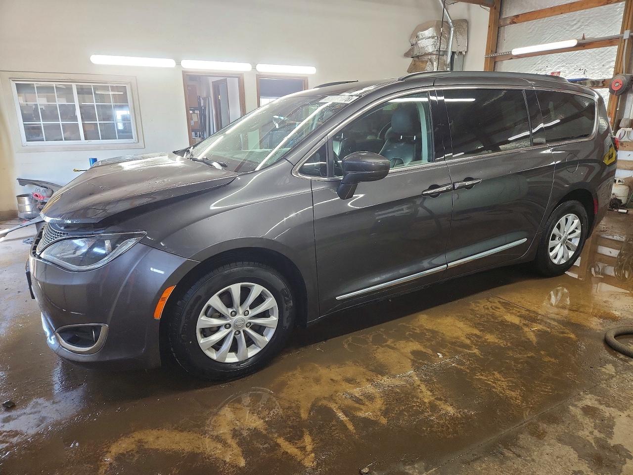 Salvage Chrysler Pacifica Image