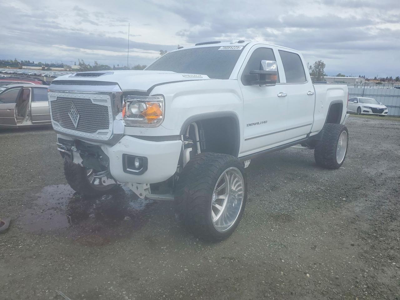 Salvage GMC Sierra Image