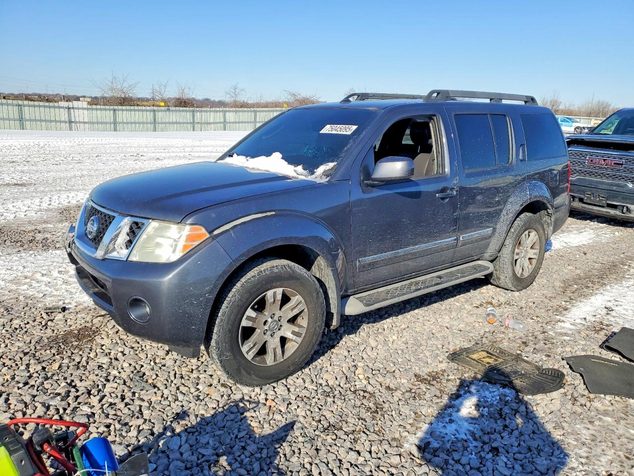 Salvage Nissan Pathfinder Image