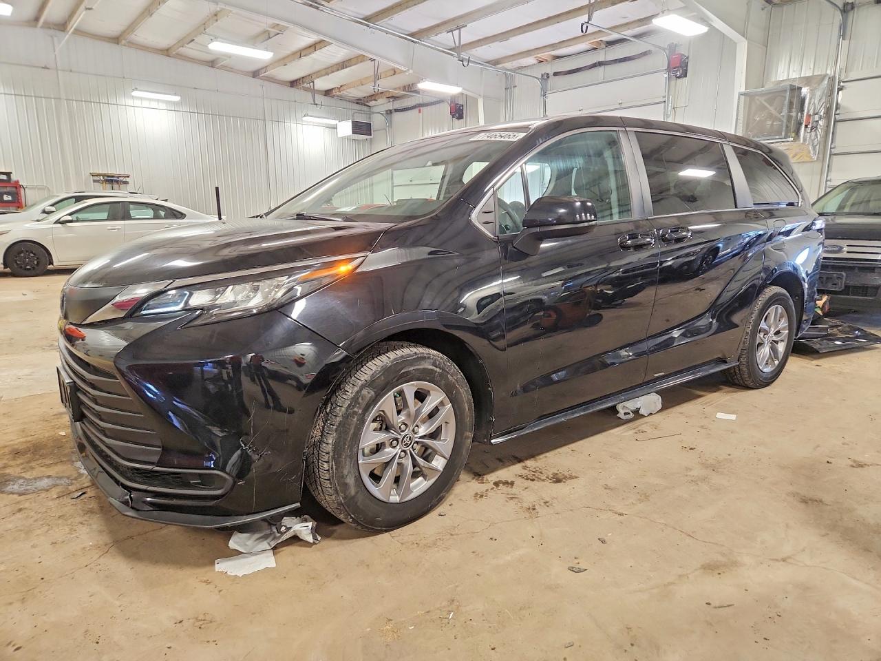 Salvage Toyota Sienna Image