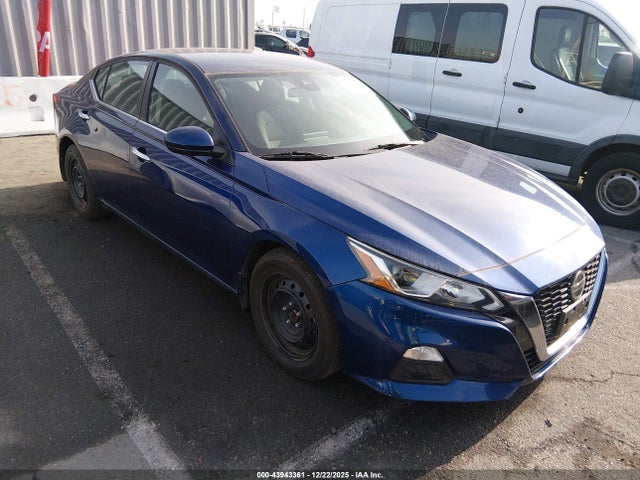 Salvage Nissan Altima Image