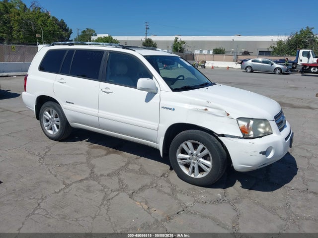 Salvage Toyota Highlander Image