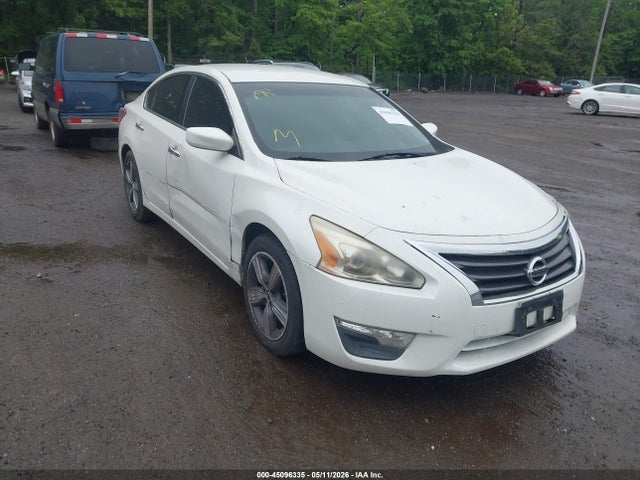 Salvage Nissan Altima Image