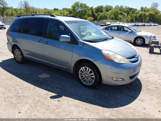 Salvage Toyota Sienna Image