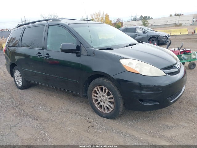 Salvage Toyota Sienna Image