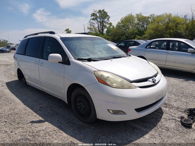 Salvage Toyota Sienna Image