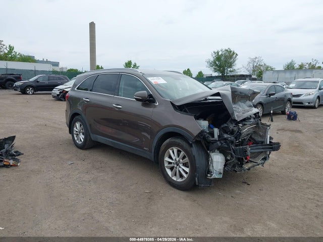 Salvage Kia Sorento Image