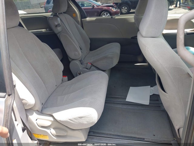 Toyota Sienna Le V6 8 Passenger