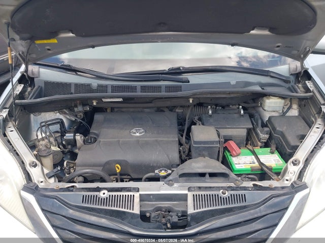 Toyota Sienna Le V6 8 Passenger