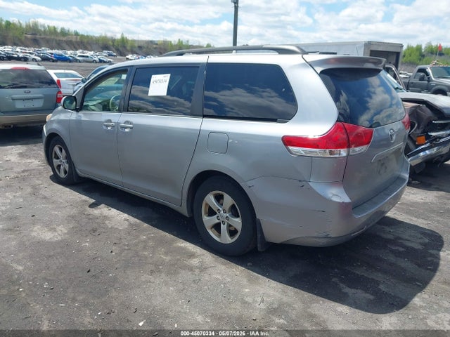 Toyota Sienna Le V6 8 Passenger