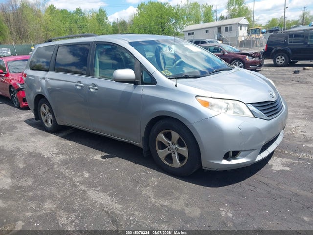 Salvage Toyota Sienna Image