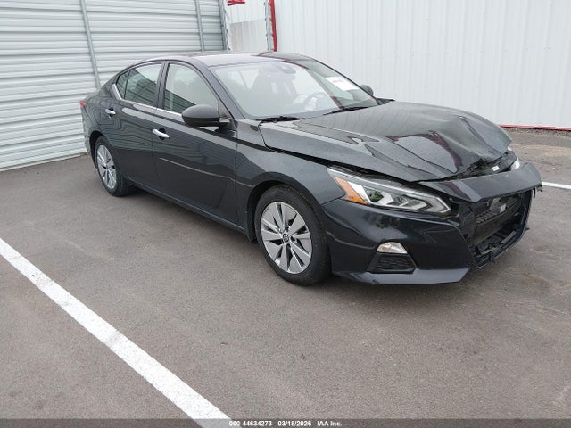 Salvage Nissan Altima Image