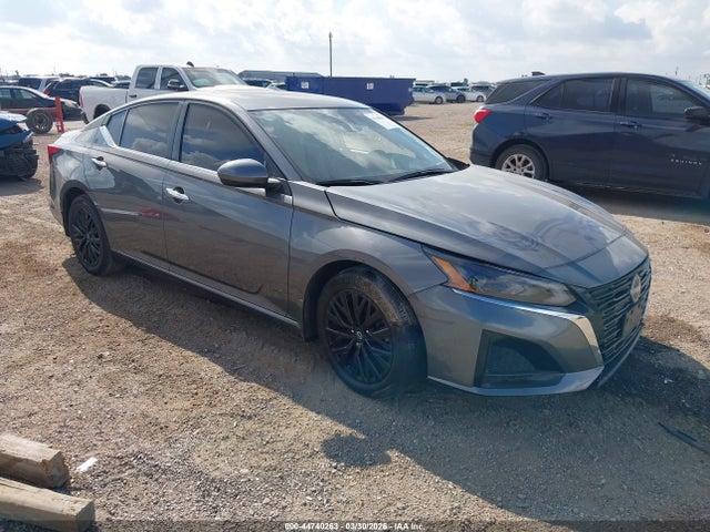 Salvage Nissan Altima Image