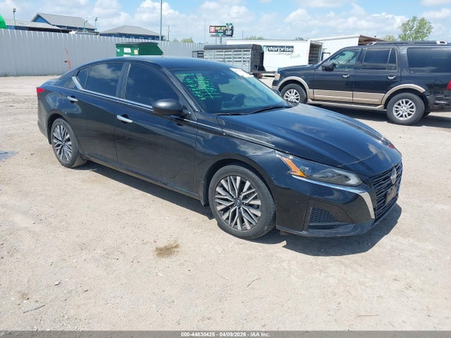 Salvage Nissan Altima Image