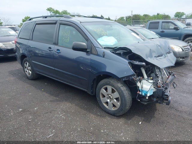 Salvage Toyota Sienna Image