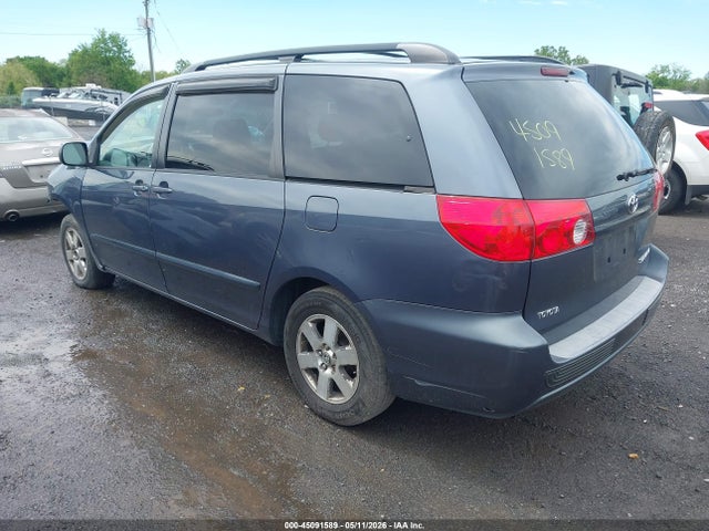 Toyota Sienna Le