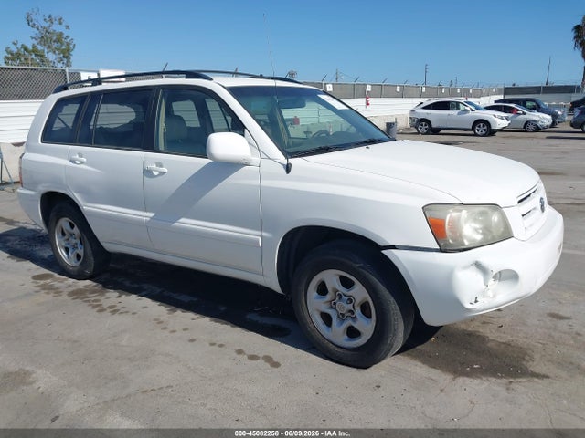 Salvage Toyota Highlander Image