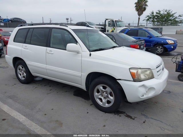 Salvage Toyota Highlander Image