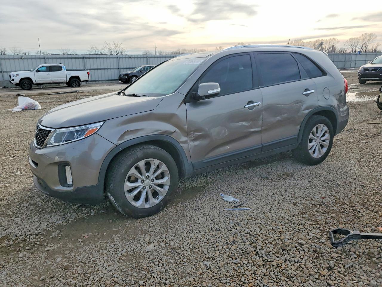 Salvage Kia Sorento Image