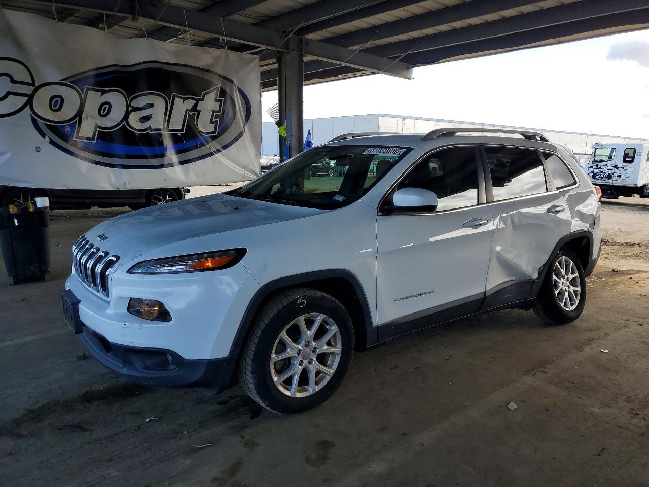 Salvage Jeep Cherokee Image