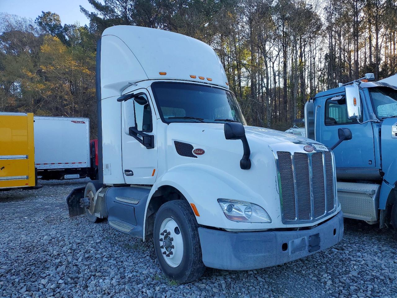 Salvage Peterbilt 579 Image