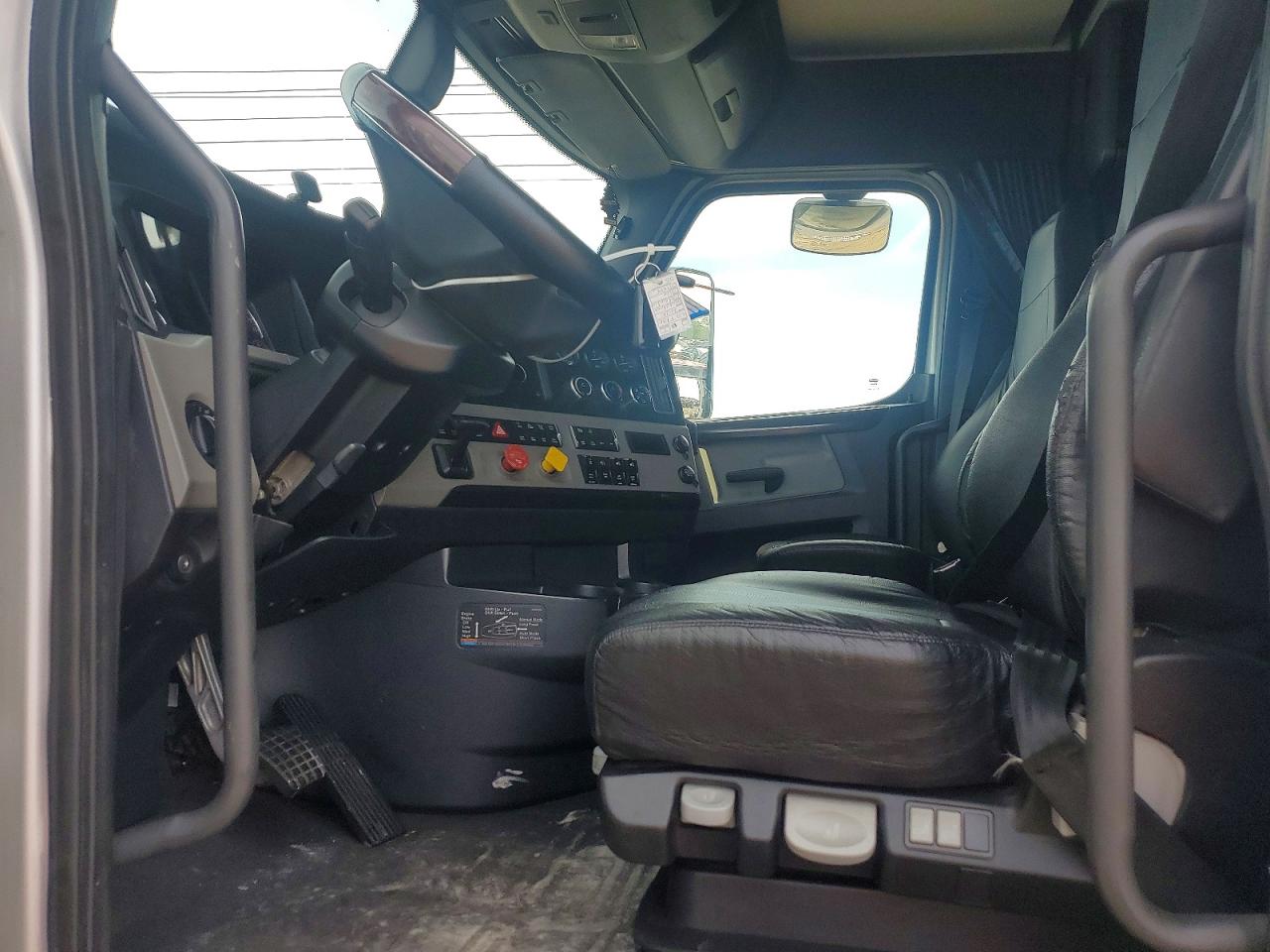 Freigliner Cascadia 126