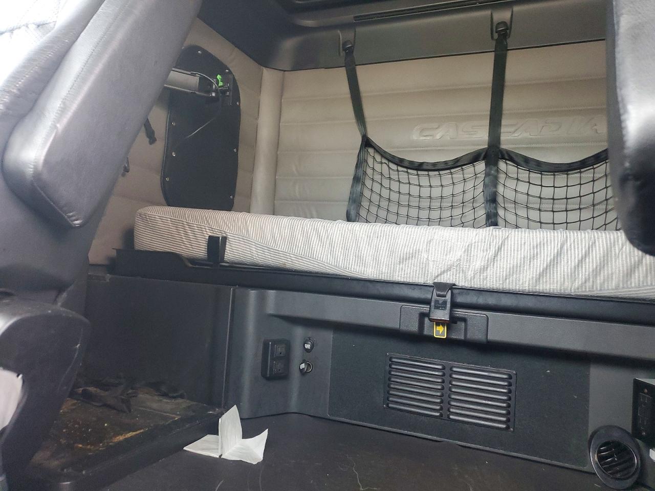 Freigliner Cascadia 126