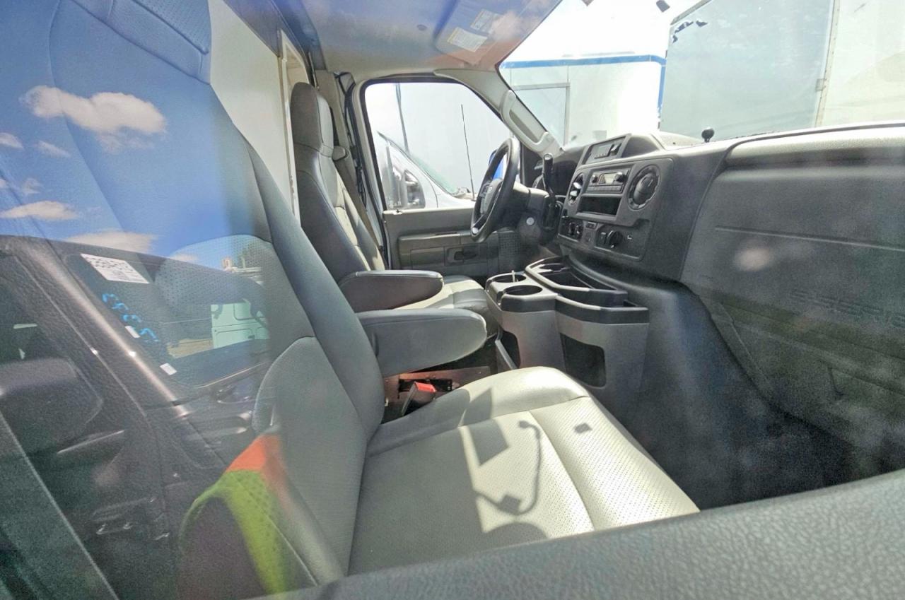 Ford Econoline E350 Super Duty Cutaway Van