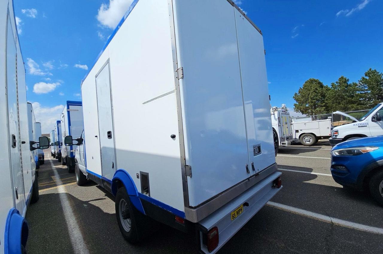 Ford Econoline E350 Super Duty Cutaway Van