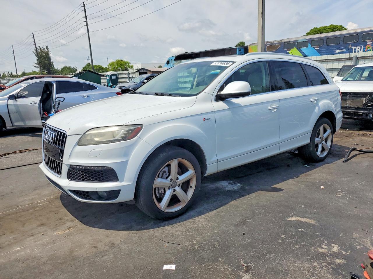 Salvage Audi Q7 Image