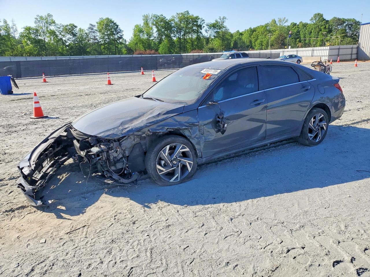 Salvage Hyundai ELANTRA Image