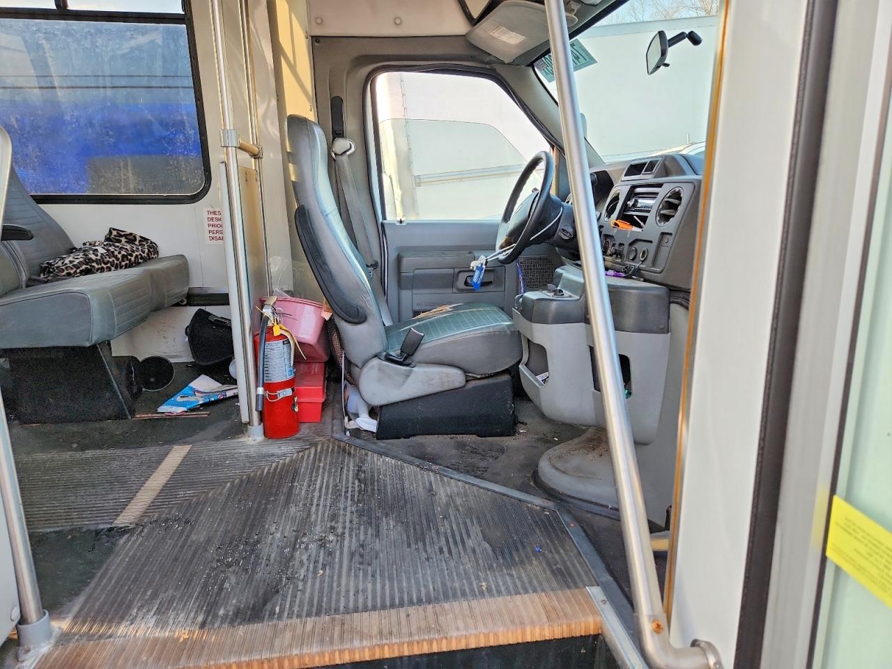 Ford Econoline E350 Super Duty Cutaway Van