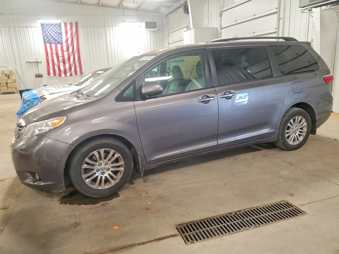 Salvage Toyota Sienna Image