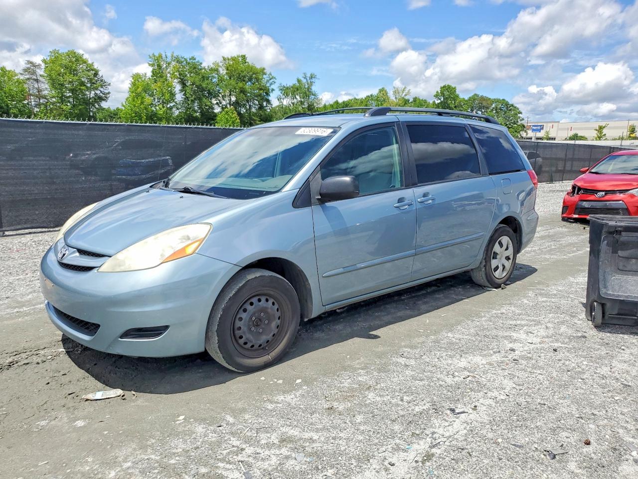 Salvage Toyota Sienna Image