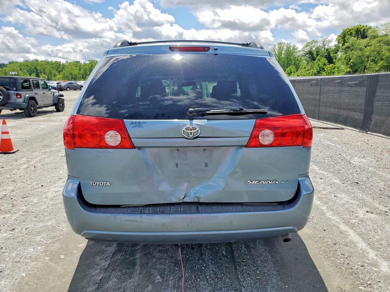 Toyota Sienna Le 7 Passenger