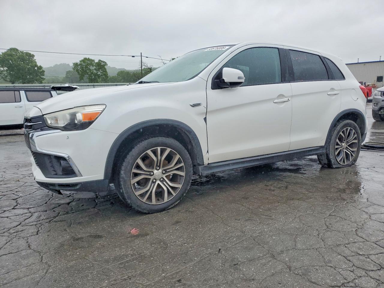 Salvage Mitsubishi Outlander Image