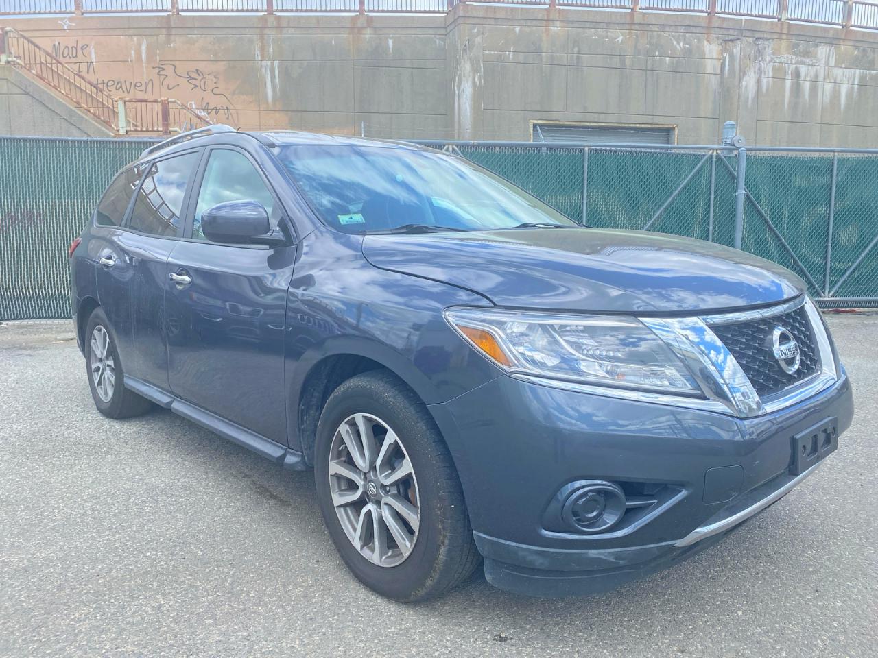 Salvage Nissan Pathfinder Image