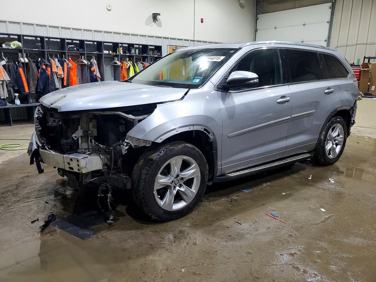 Salvage Toyota Highlander Image