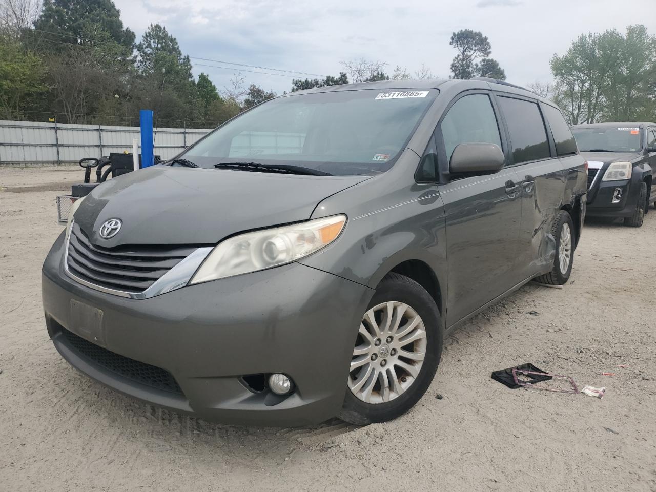 Salvage Toyota Sienna Image