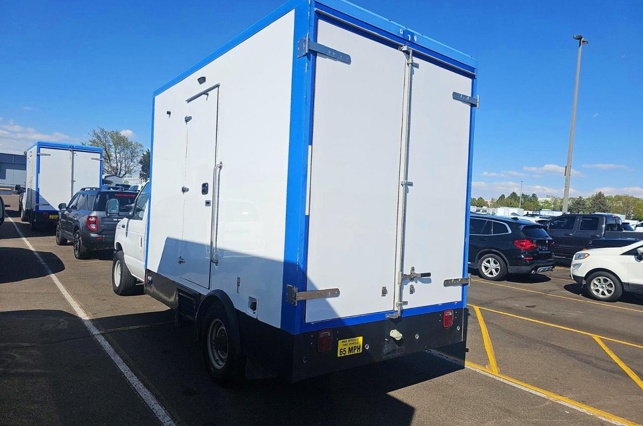 Ford Econoline E350 Super Duty Cutaway Van
