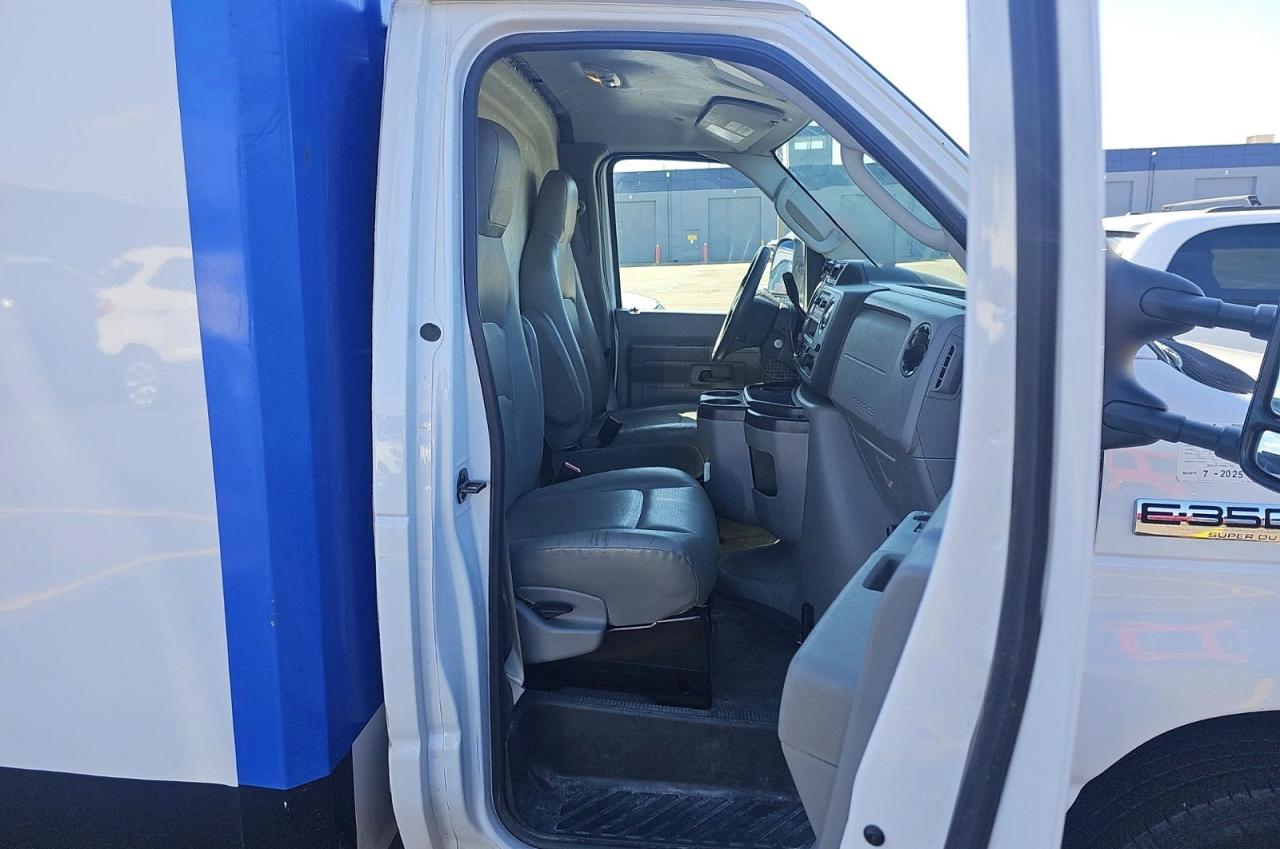 Ford Econoline E350 Super Duty Cutaway Van